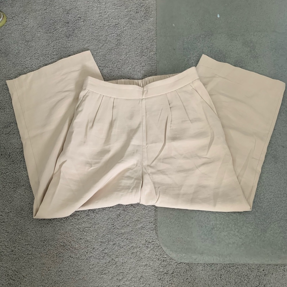 BNWT Beige cropped trousers